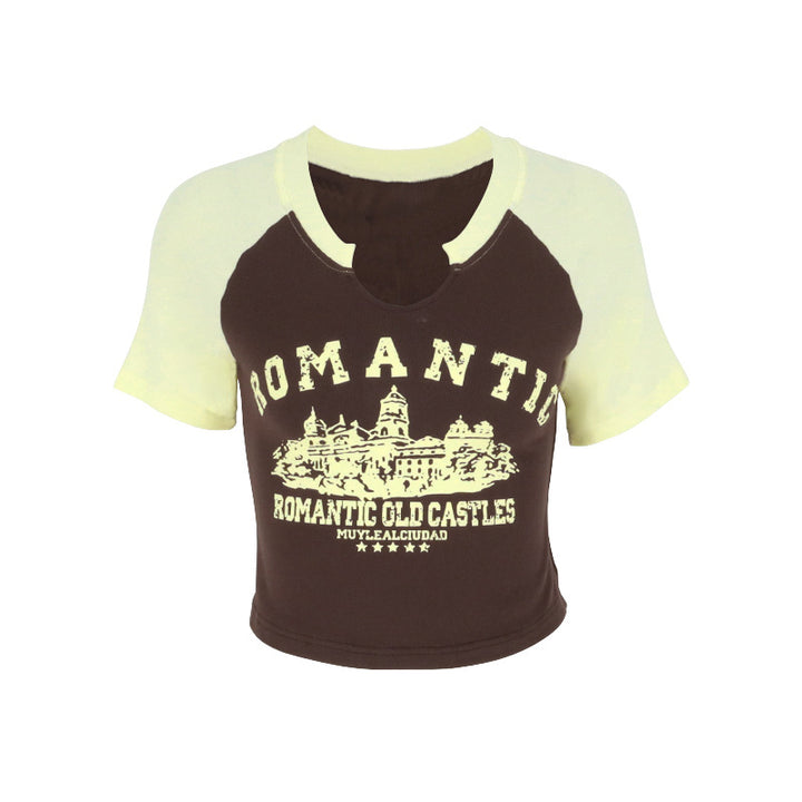 Dame cropped T-shirt med unik udskæring og festligt grafisk design Skovae