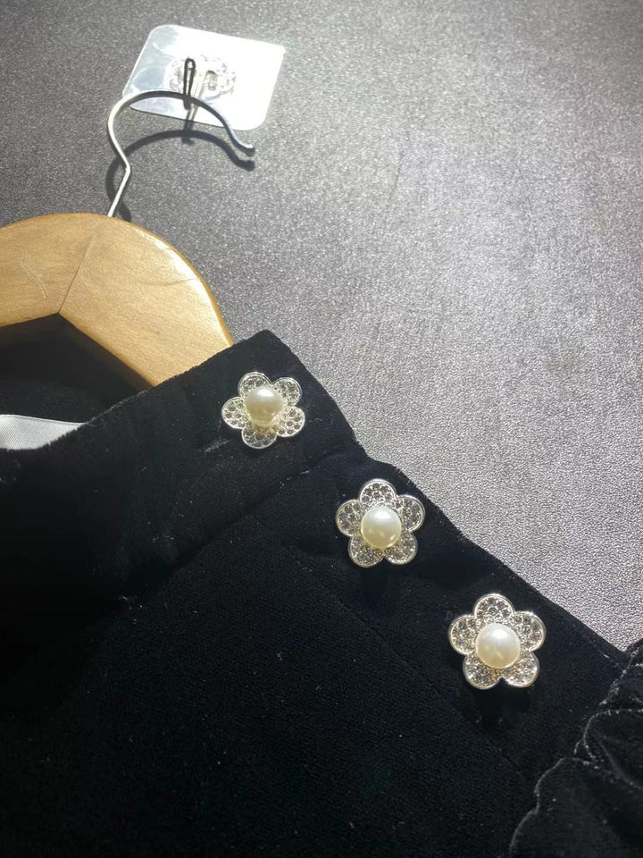 Dame fløjl bluse med elegante puffærmer og florale knapdetaljer Stilla
