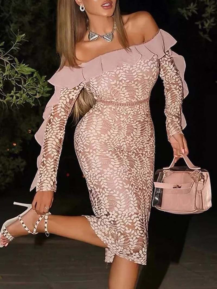 Kvinders figur-omfavnende blondekjole med off-shoulder design og flæsedetaljer Skovae