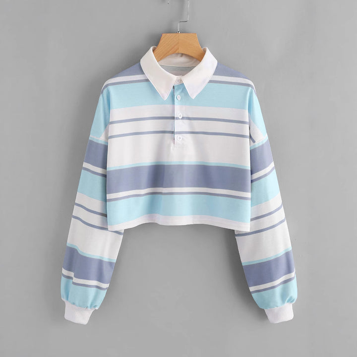 Kvinders polo shirt i et afslappet crop design med et stilfuldt farveblok mønster Skovae