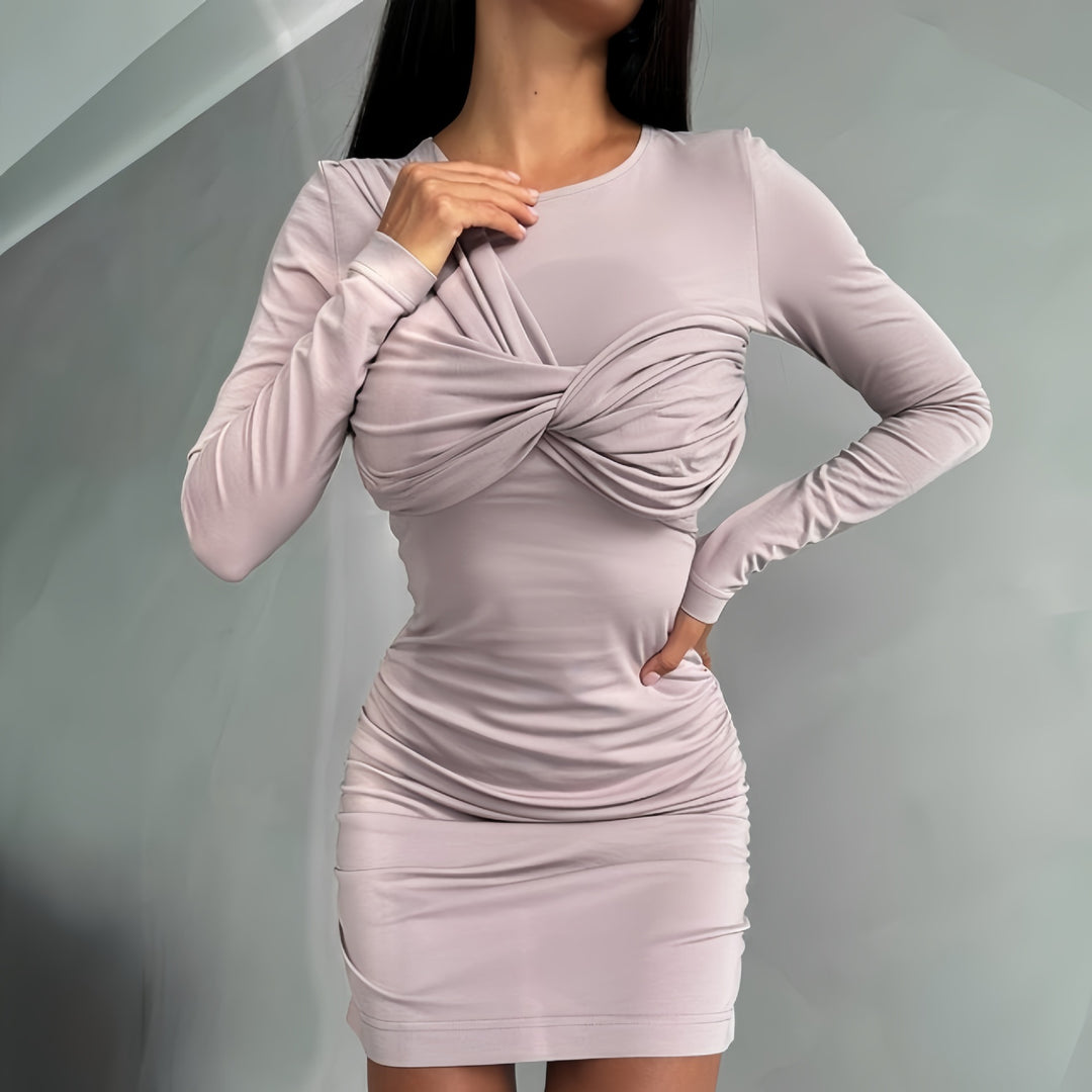 Dame tætsiddende midi-kjole med rynket design og elegant décolleté-detalje Stilla