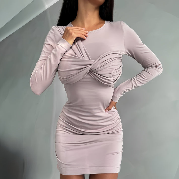 Dame tætsiddende midi-kjole med rynket design og elegant décolleté-detalje Stilla