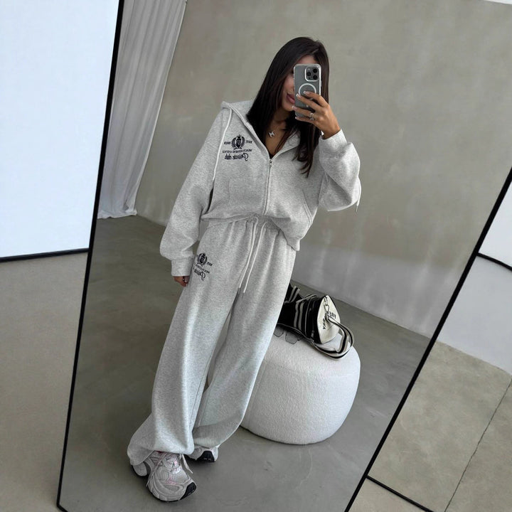 Kvinders afslappede fritidssæt i moderne oversized stil med høj krave og praktisk lynlås Stilla