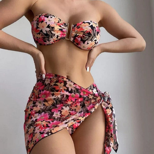 Dame bikini-sæt med elegant bandeau-top og floral omslagsskjørt Skovae