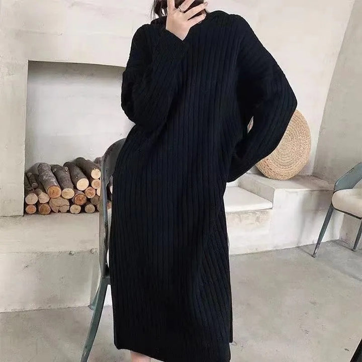 Kvindernes længere strikkede sweater med hætte og fin ribstruktur Stilla