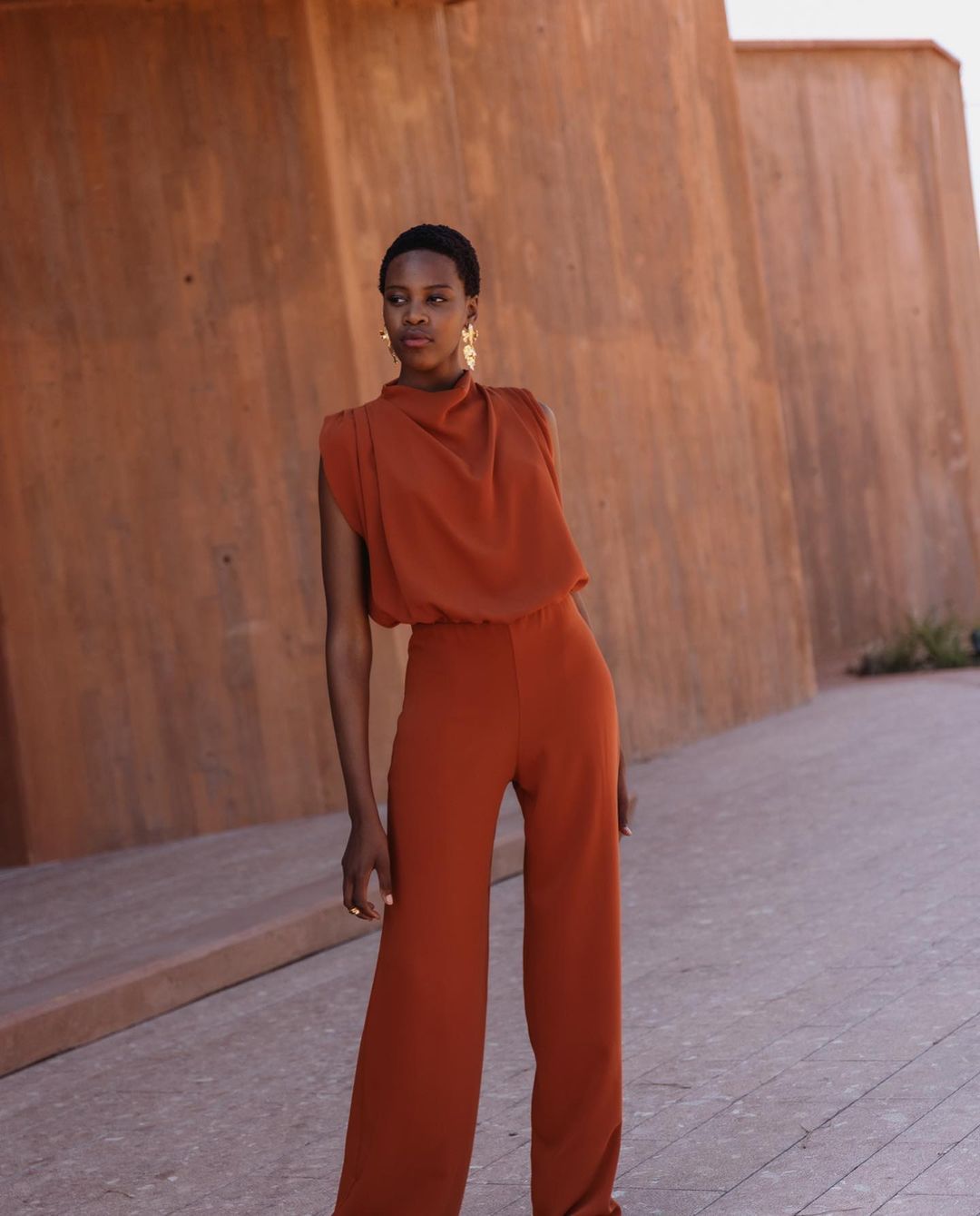 Dame Elegant jumpsuit med høj hals og vide ben Skovae