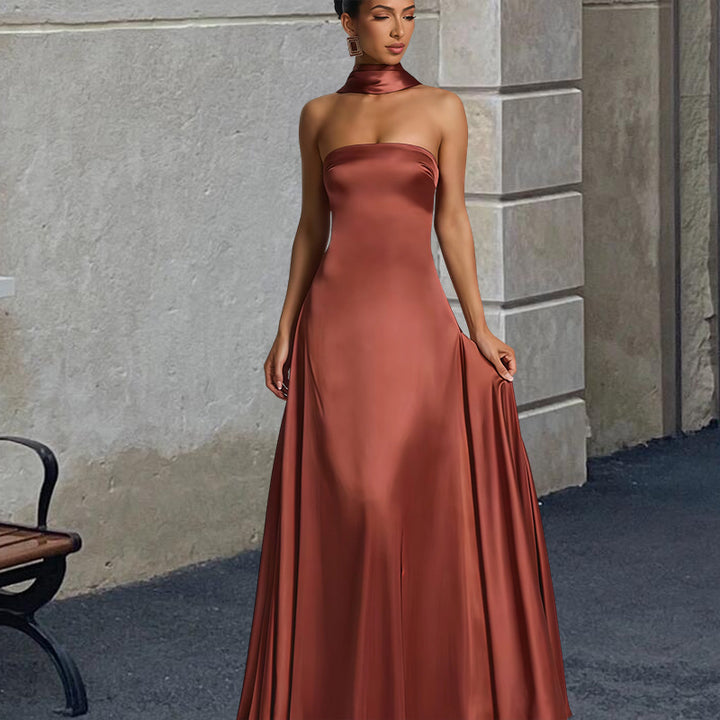 Kvinders bandeau maxi kjole med stilfuld halspryd og flydende satin