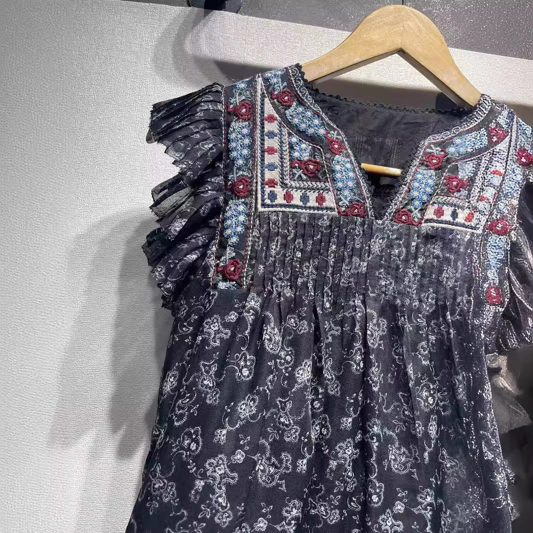 Damebluse med sarte flæsedetaljer og detaljeret broderidesign Stilla