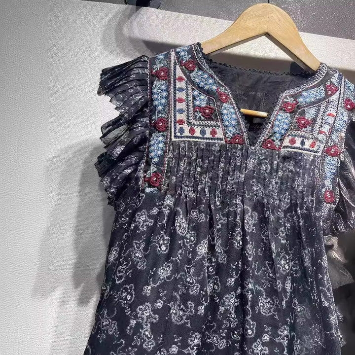 Damebluse med sarte flæsedetaljer og detaljeret broderidesign Stilla