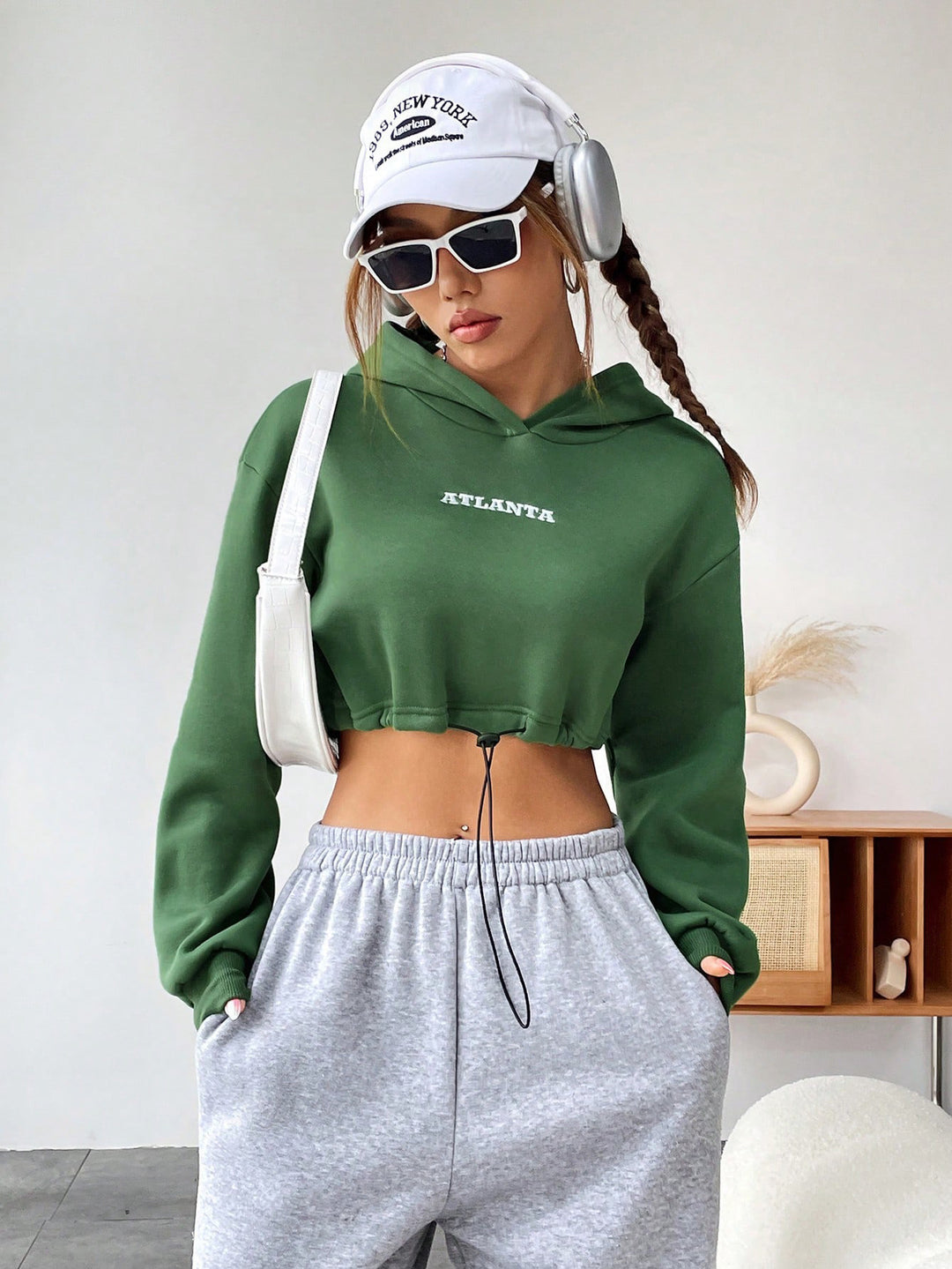 Kvindernes cropped hoodie med broderet skrift og snor Stilla