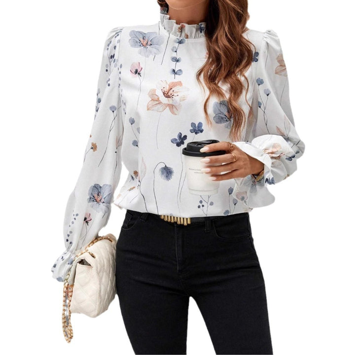 Damebluse med elegant høj hals og feminine ruffles Stilla