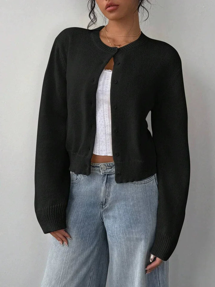 Stilla | Strikjakke Pullover Blød Strikstof Cropped Fit Knap Front Ribkant