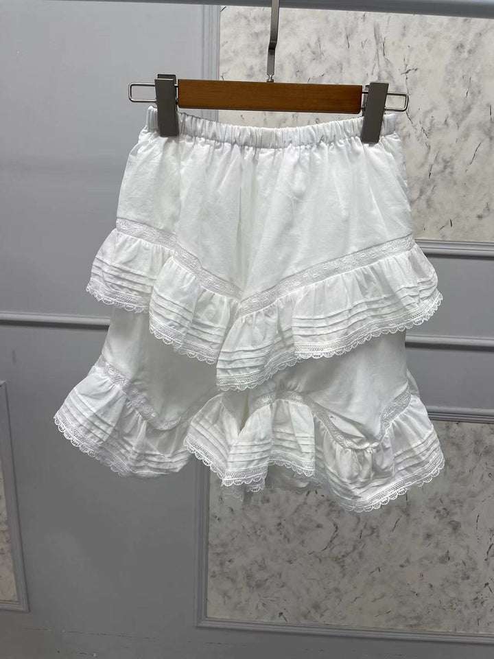 Damebluse med flæsedetaljer og modematerialer Stilla