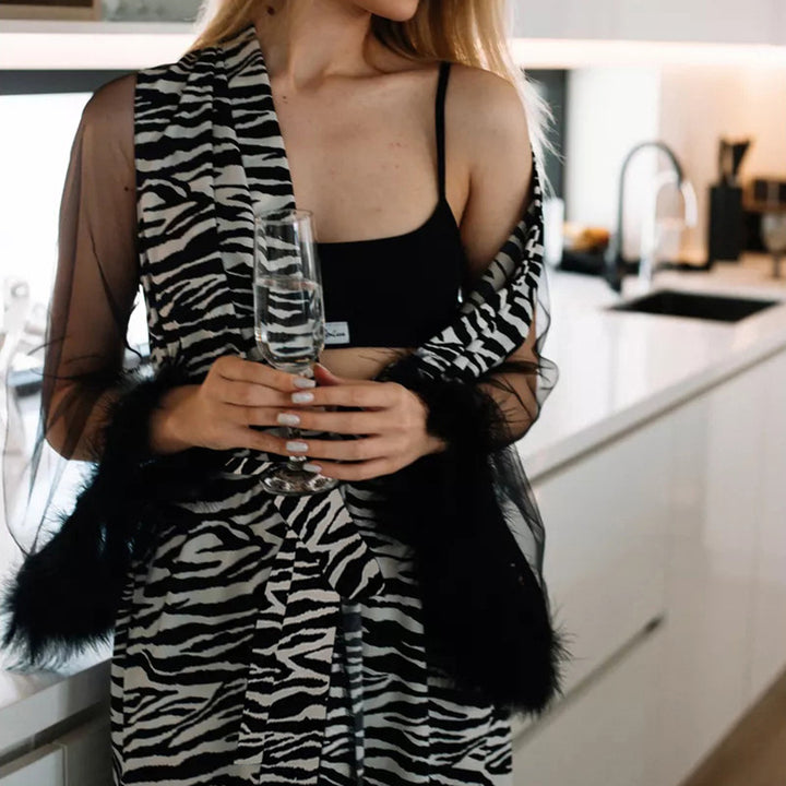 Dame Kimono-robe med elegant zebra-print og, fluffy ærmeafslutninger Stilla