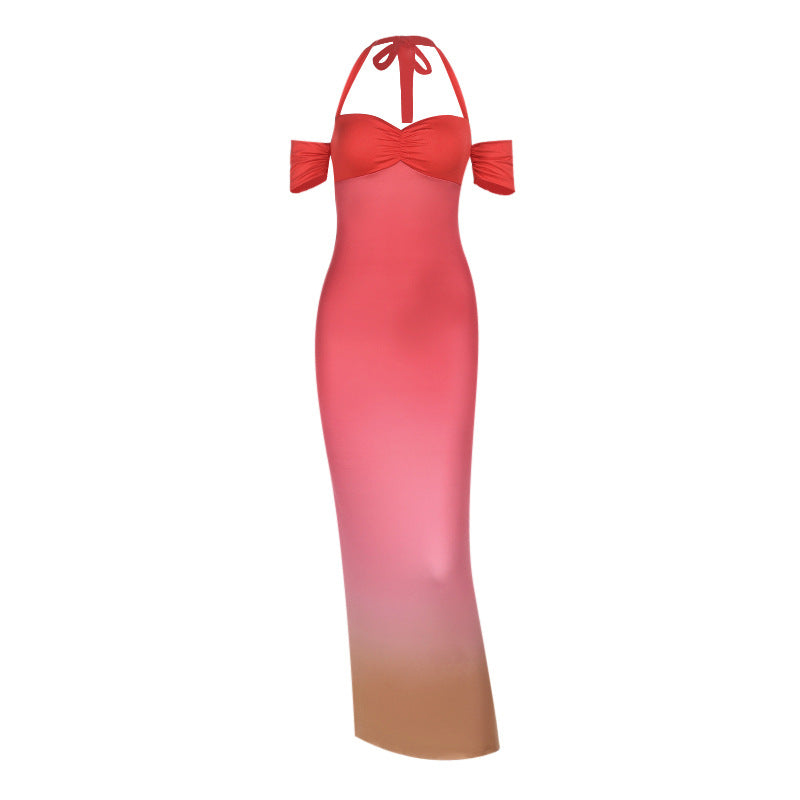 Kvinders tætsiddende kjole med halterneck-design og blomsteraccent