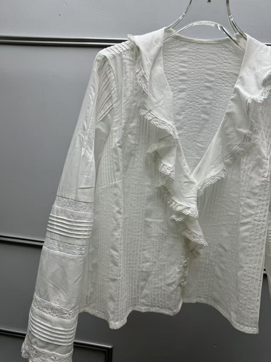 Damebluse med charmerende flæsedetaljer og fine spidse accenter Stilla