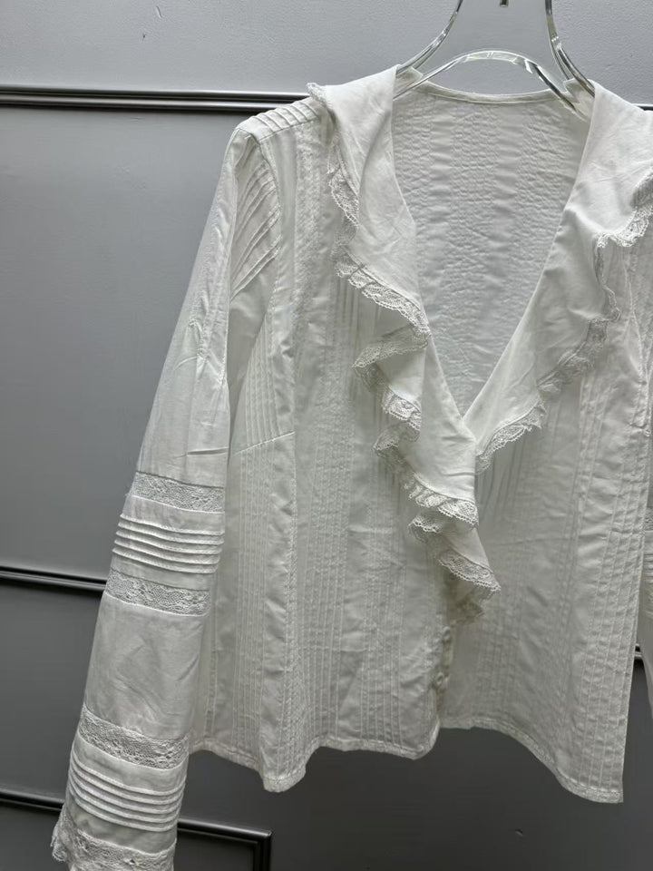 Damebluse med charmerende flæsedetaljer og fine spidse accenter Stilla