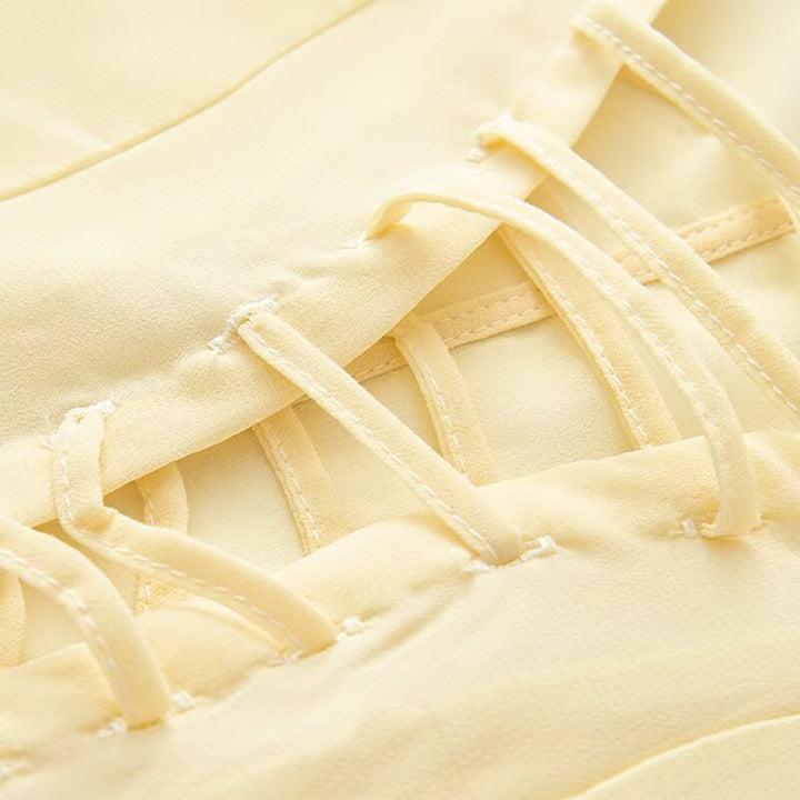 Damebluse med elegant snøring detalje og brede ærmer Stilla