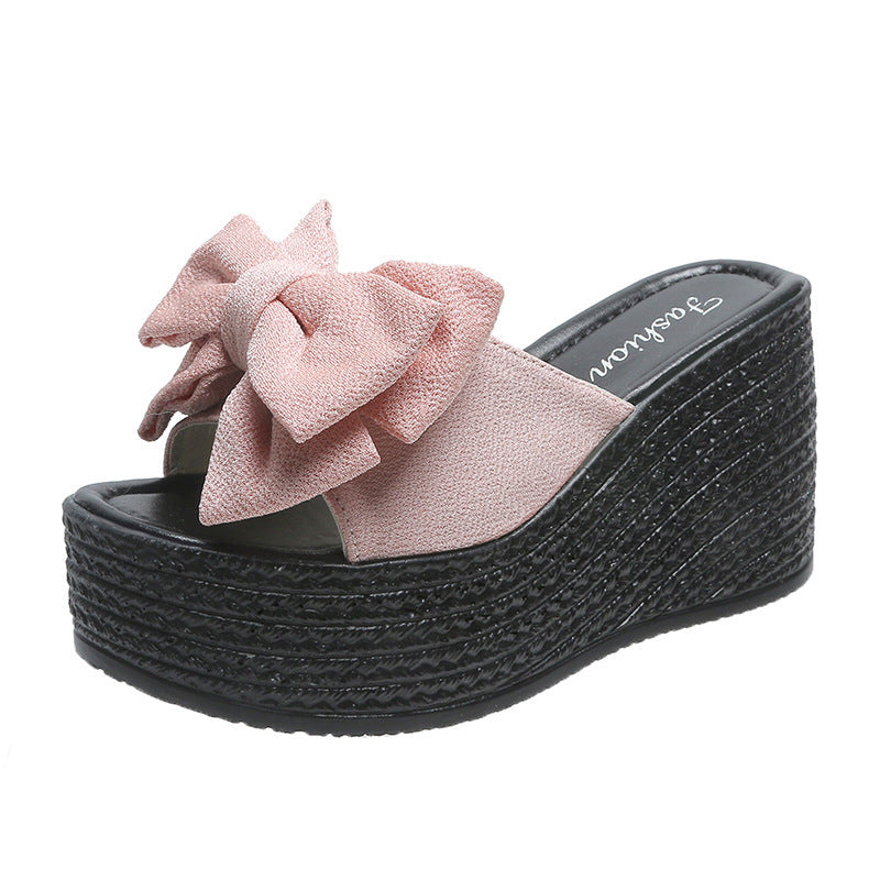 Dame Wedge-sandaletter med moderne bueapplikation Stilla