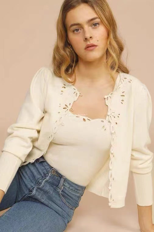 Dame fin cardigan med dekorativ huldesign og knapdetaljer Stilla