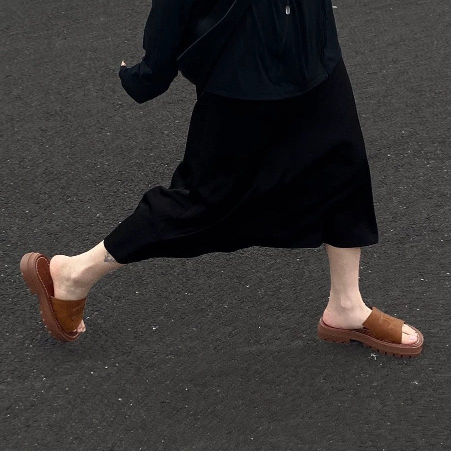 Dame komfortable slides med elegante prægninger og anatomisk fodseng Stilla