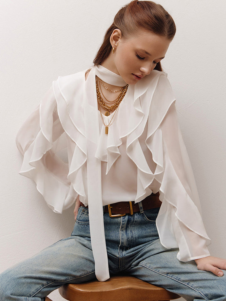 Damebluse med elegante ruffle-detaljer og smart bindebælte Stilla