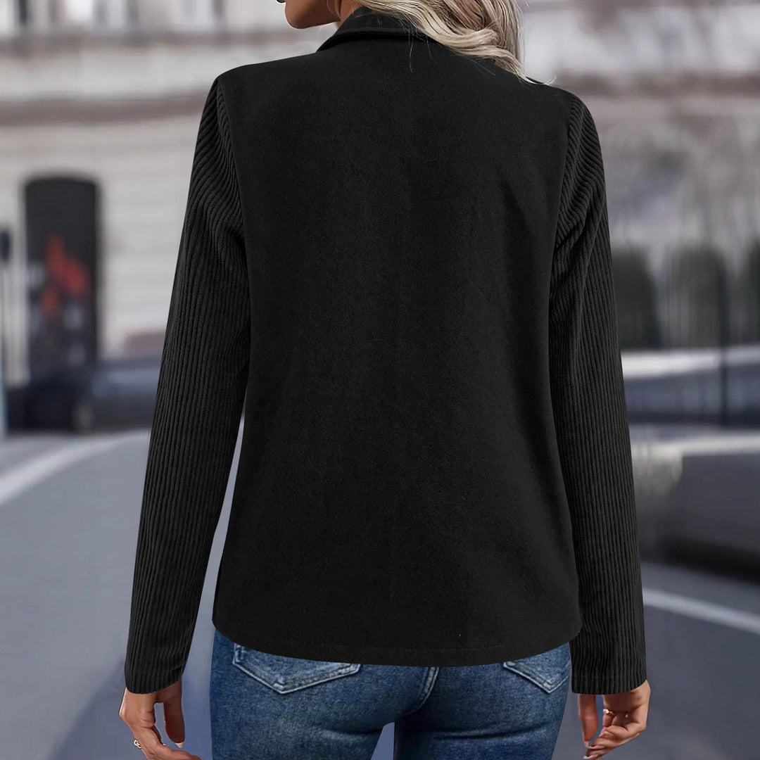 Kvindernes elegante oversized blazer med dobbelt knaplukning og tekstureret ærme Stilla