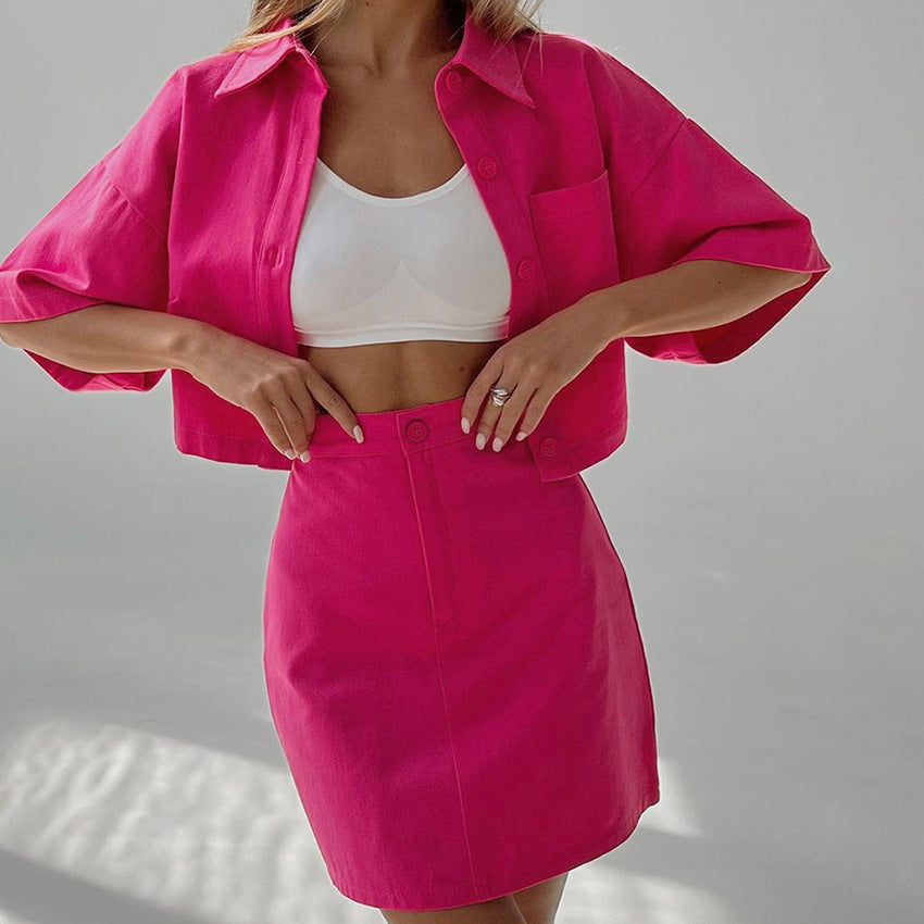 Dame sæt bestående af cropped bluse og kort jeansskørt med praktisk knaplukning Stilla
