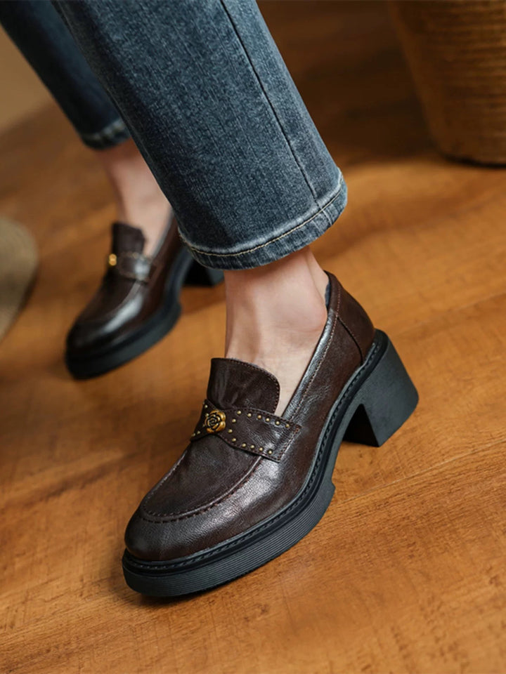 Dame elegante loafers med modige nitteraccenter og kvalitetslæder Stilla