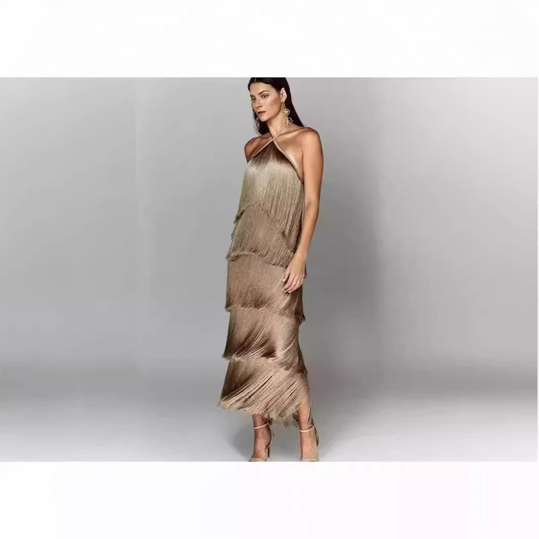 Kvindernes Lange Frynse Maxi Kjole med Justerbare Stropper og Elegant Drapering Design