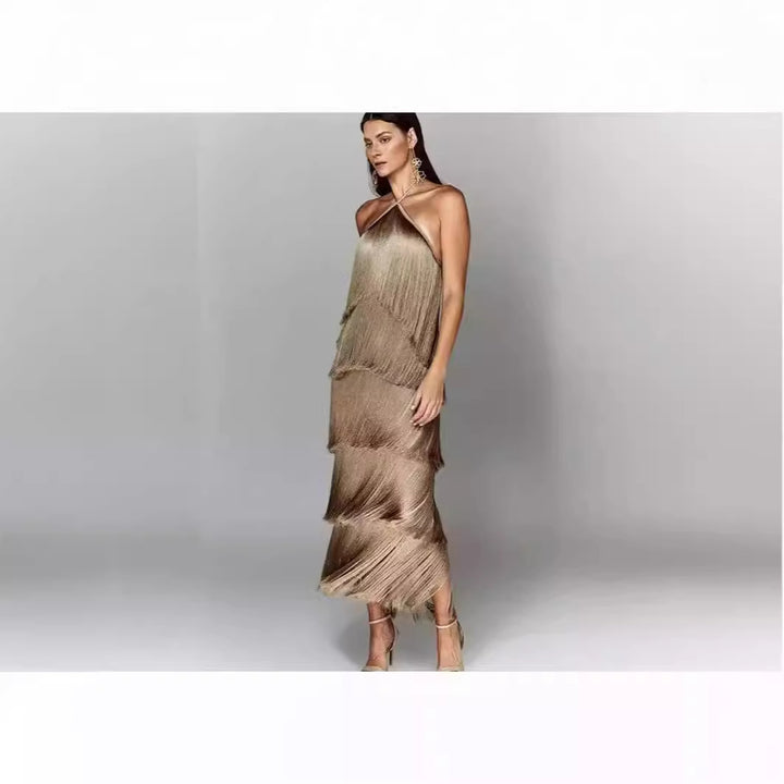 Kvindernes Lange Frynse Maxi Kjole med Justerbare Stropper og Elegant Drapering Design
