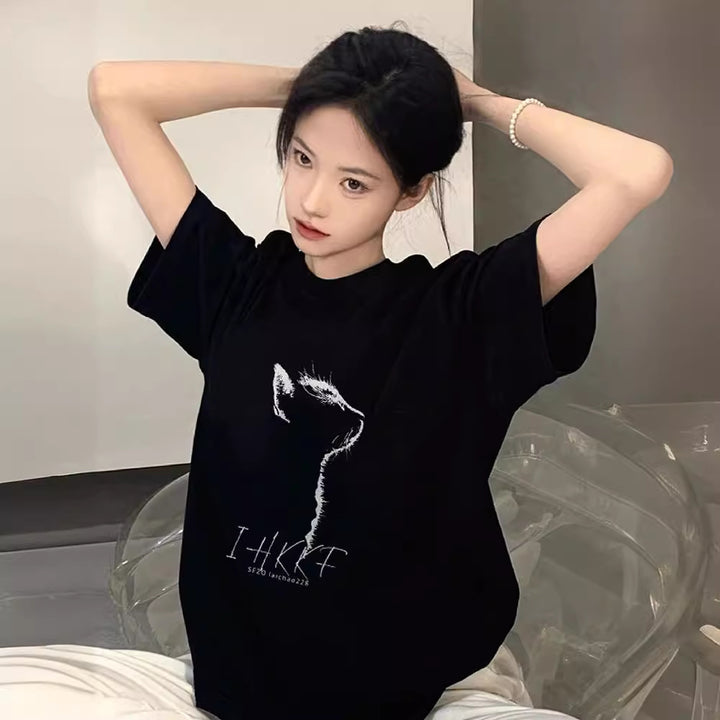 Dame oversized T-shirt med stiliseret kattemotiv og afslappet snit Stilla