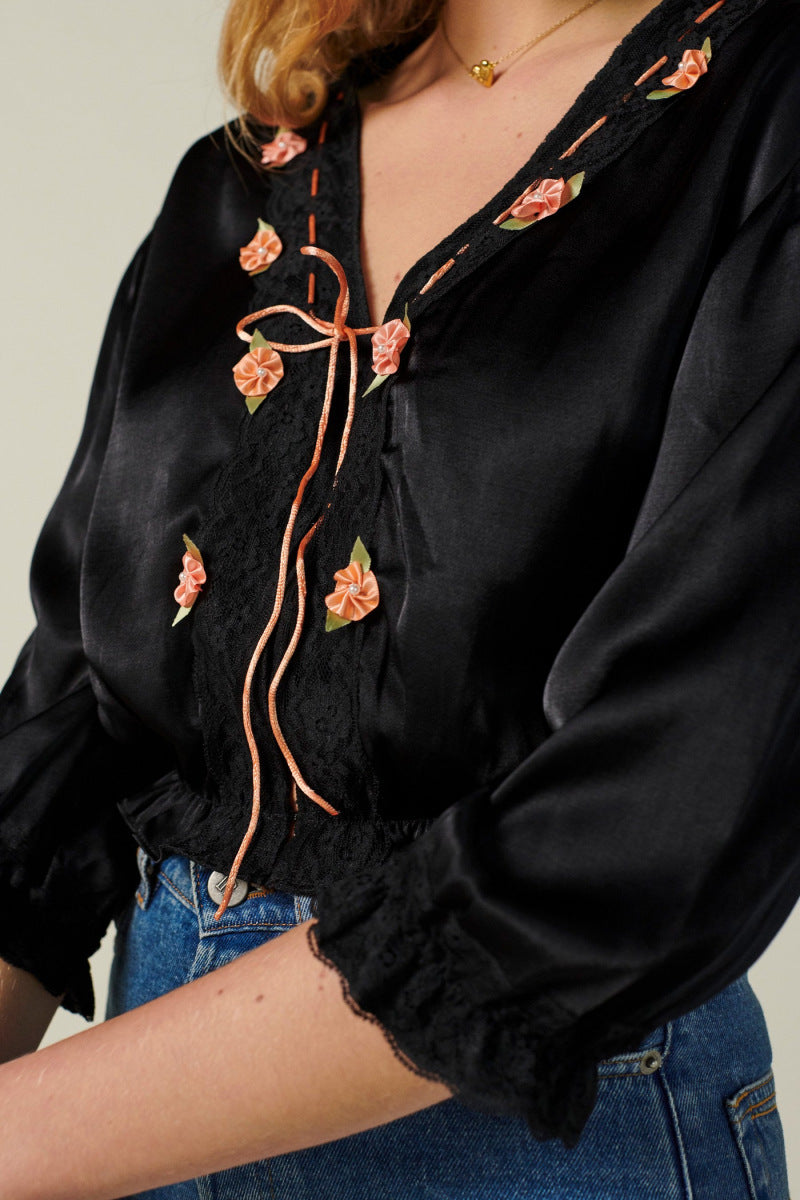 Dame elegant satinbluse med florale pynt Stilla