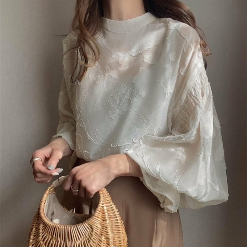 Kvindernes elegante bluse med blomsterbroderi og voluminøse ærmer Stilla