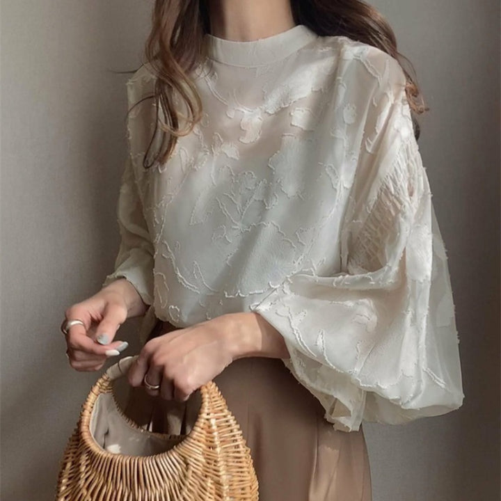 Kvindernes elegante bluse med blomsterbroderi og voluminøse ærmer Stilla