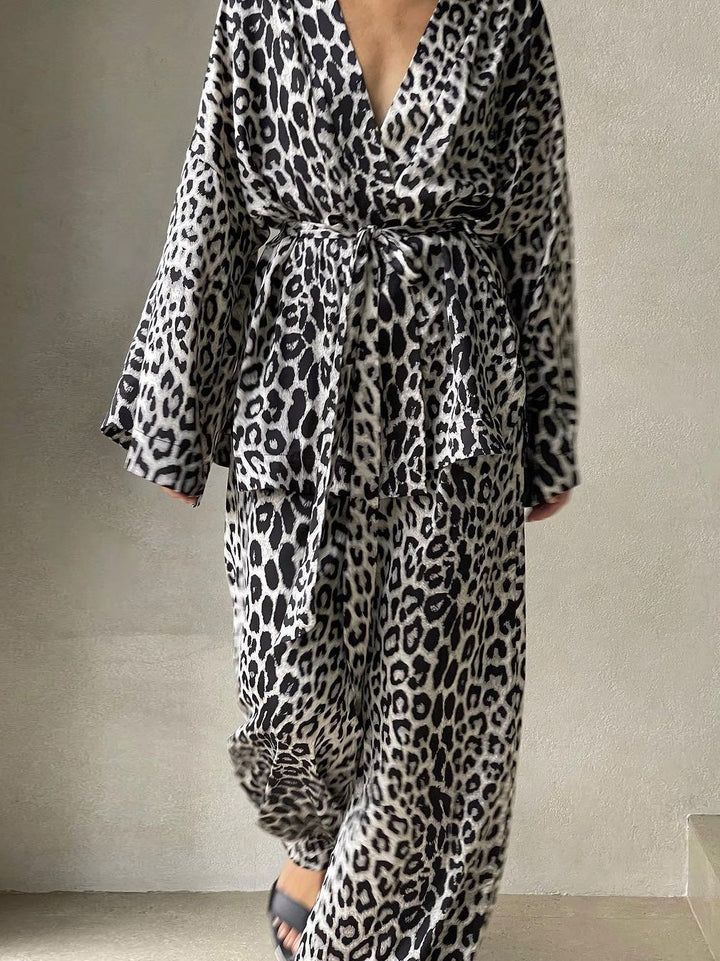 Dame jumpsuit i trendy dyreprint stil med bredt ben og elegante detaljer Stilla