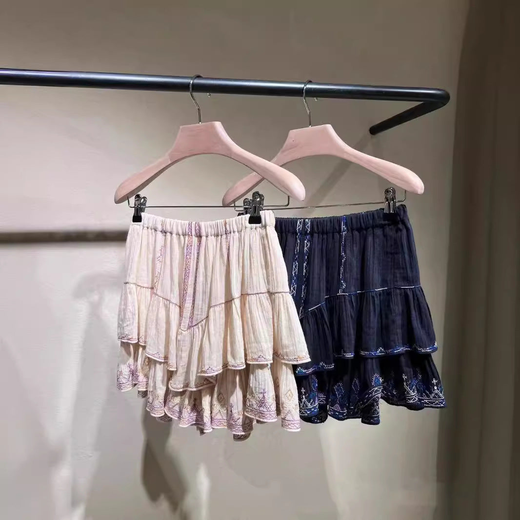 Damebluse med detaljeret broderedesign og fransede accenter Stilla