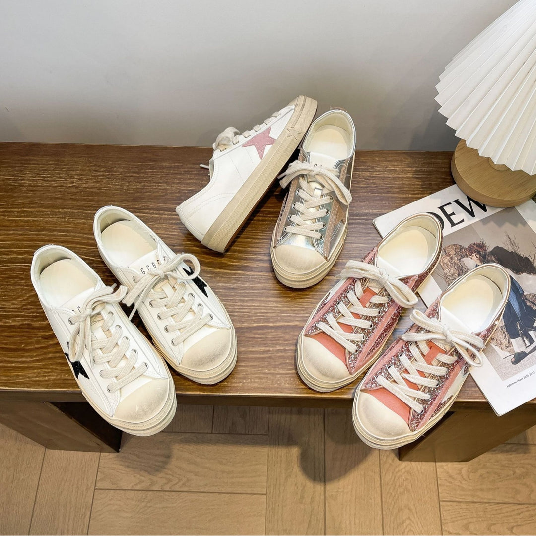 Dame mode sneakers med glitrende metallic-overflade og alsidigt design Stilla