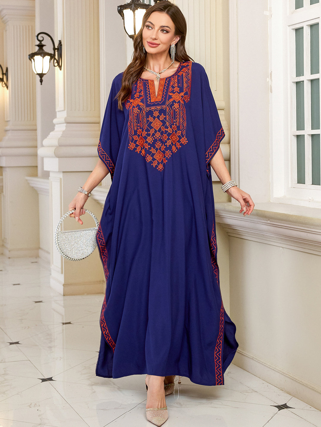 Dame kaftan med kunstnerisk broderimønster og sidelommer Stilla
