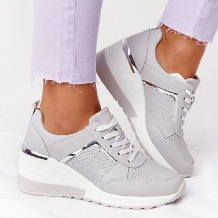 Dame Wedge-Sneaker med åndbar overfladestruktur og stilfulde accenter Stilla