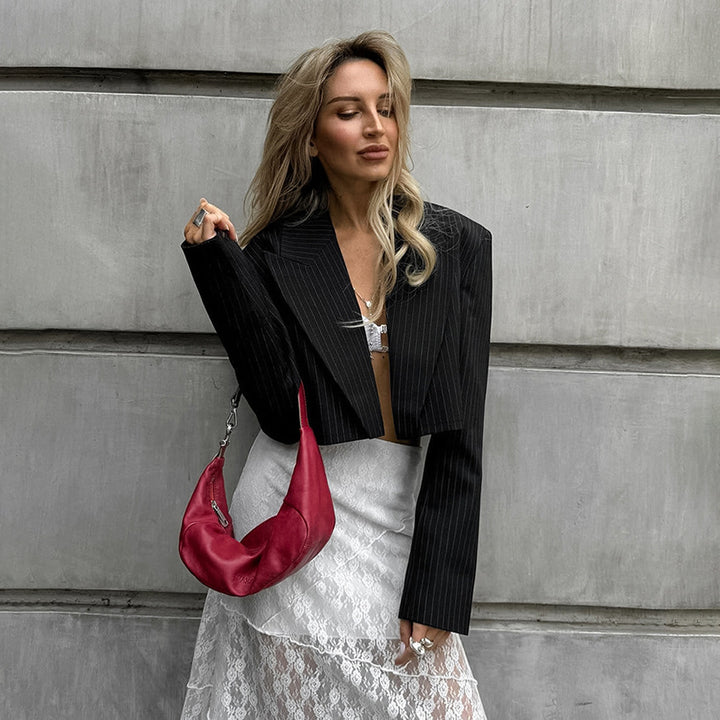 Dame kort blazer med moderne snit og elegante accenter Stilla