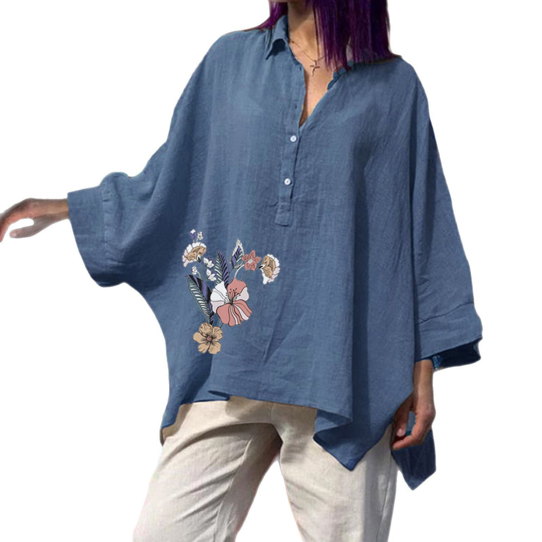 Damebluse i oversized stil med blomsterdesign Stilla