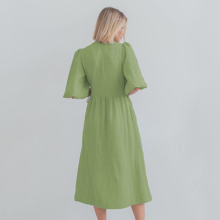 Dame vinklekjole med voluminøse ærmer og elegant V-hals Stilla