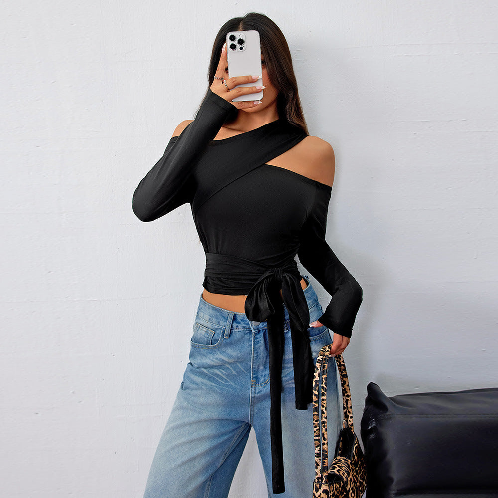 Kvindernes asymmetriske wrap top med stilfuldt halter design og elegant samling Stilla