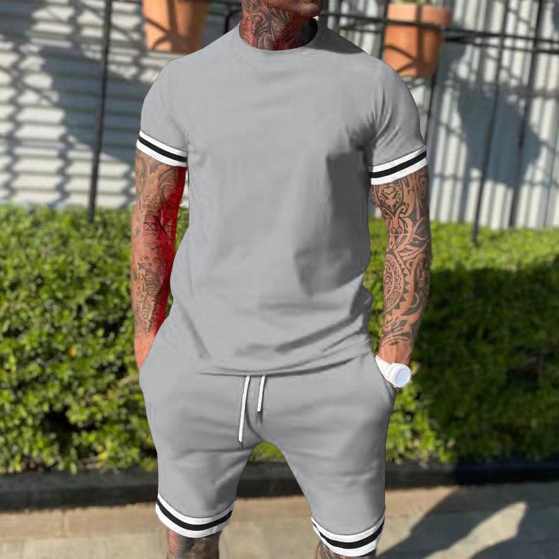 Herre nan sporty fritidssæt lavet af bomuldsjersey med rundhalset t-shirt og snore shorts Skovae