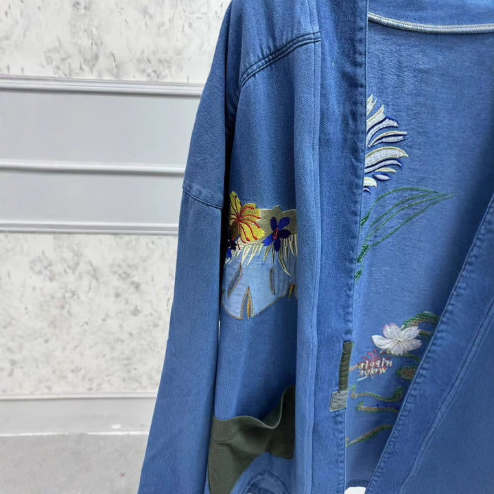 Dame Denimjakke med detaljerede broderier og farverige accenter Stilla