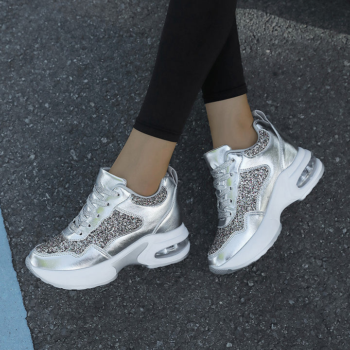 Dame nan modische Plateau-Sneaker med glimmerdetaljer og synlig luftpude Skovae