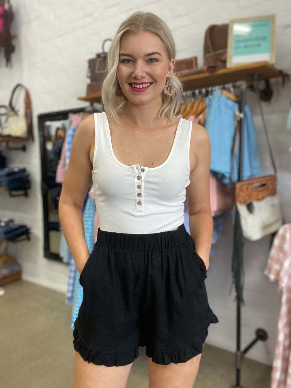 Dame shorts med flæse detalje og elastisk talje Stilla