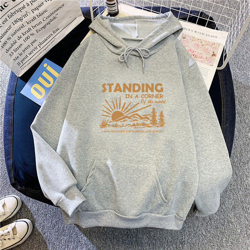Kvinders hoodie med inspirerende landskabsdesign Skovae