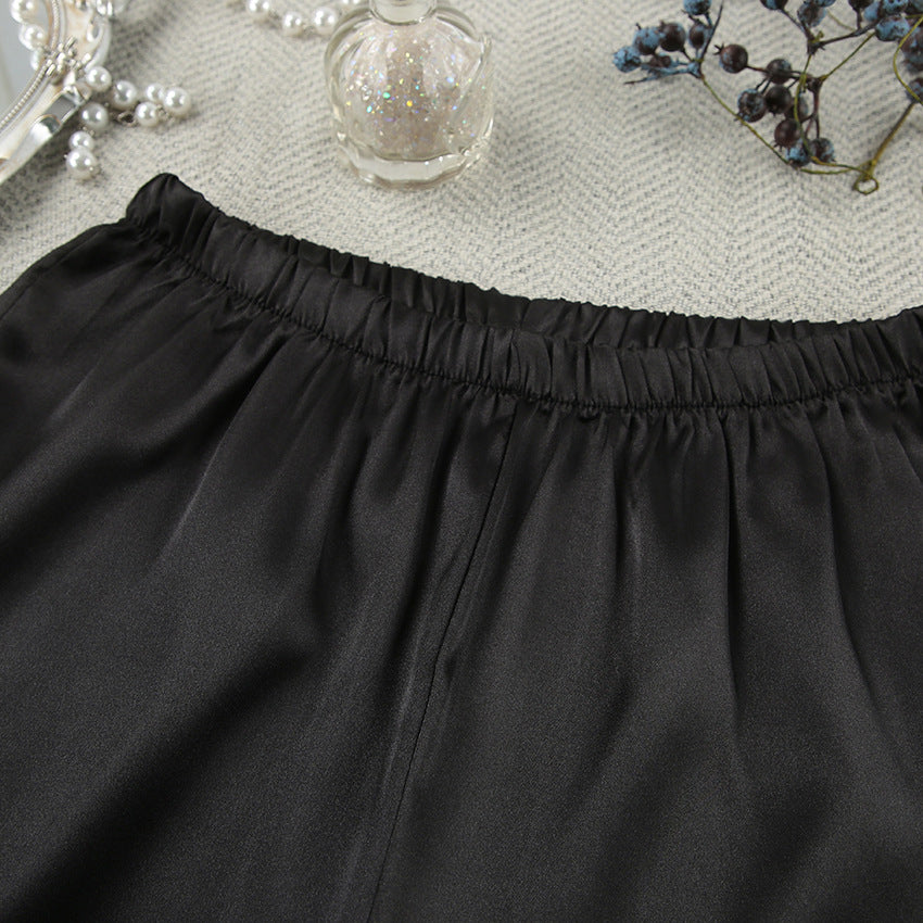 Dame elegant satin-pyjamasæt med fjerlignende detaljer og tætsiddende snit Stilla